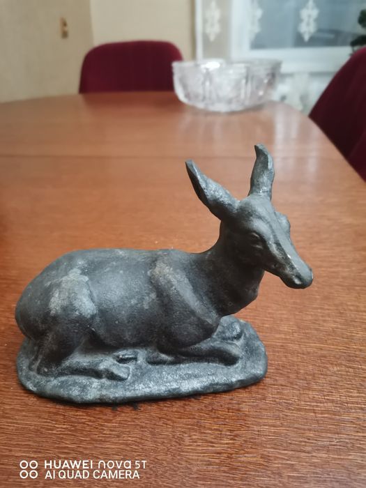 Продам статуэтку в виде собаки
