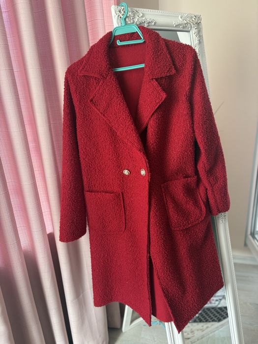 Червено палто-тип букле