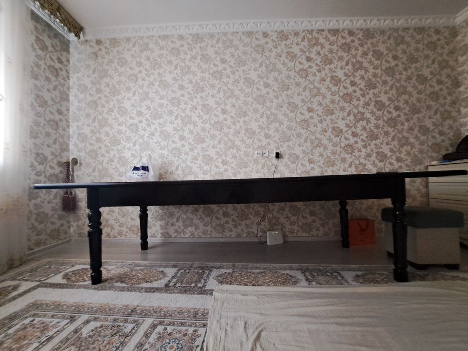 Продаётся стол гостиной