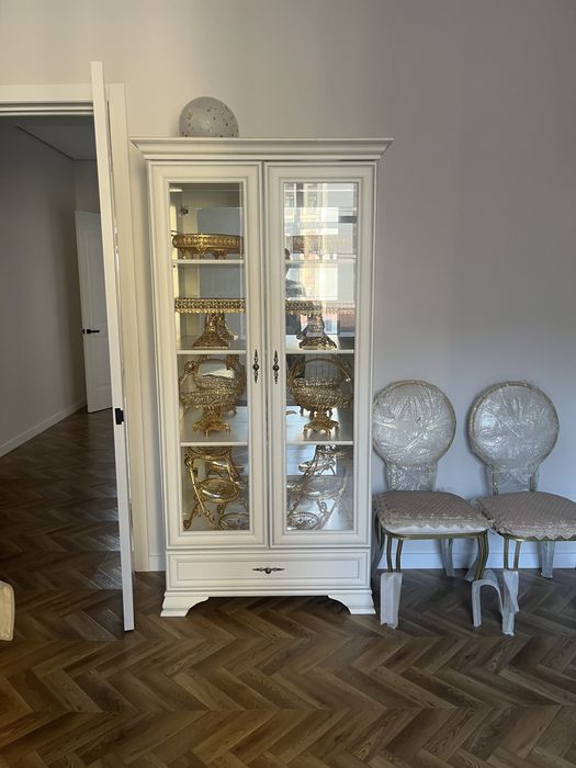 Продаю два буфета и спальня кровать с комодом!