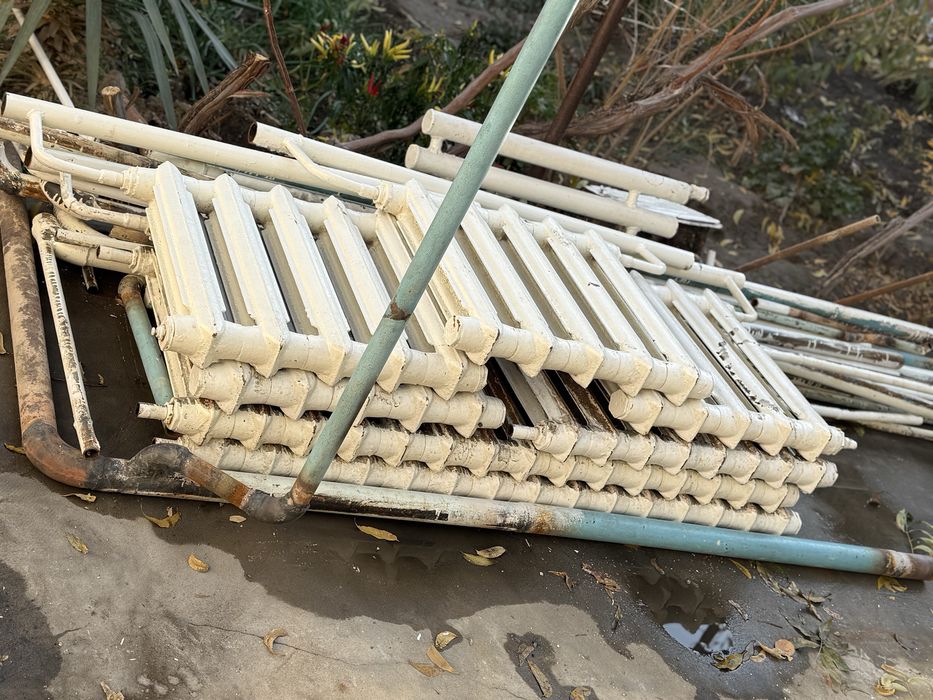 Радиатор отопления - чугунный, советского производства, 58 секций