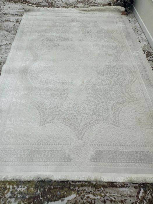 Продам палас светлый новый