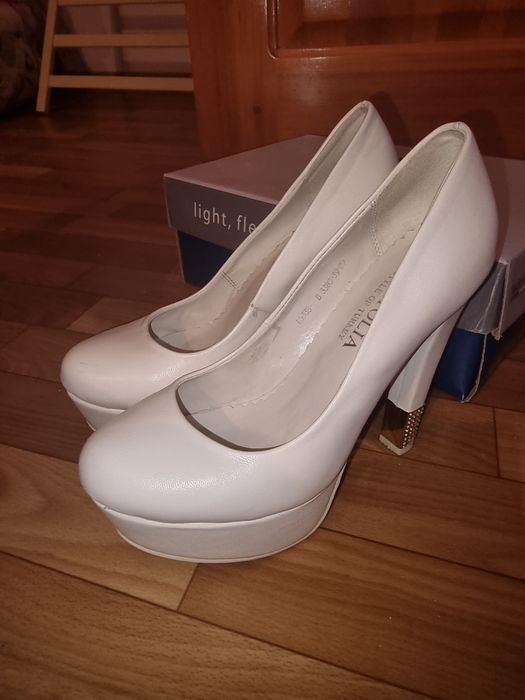 Продам свадебные белые туфли