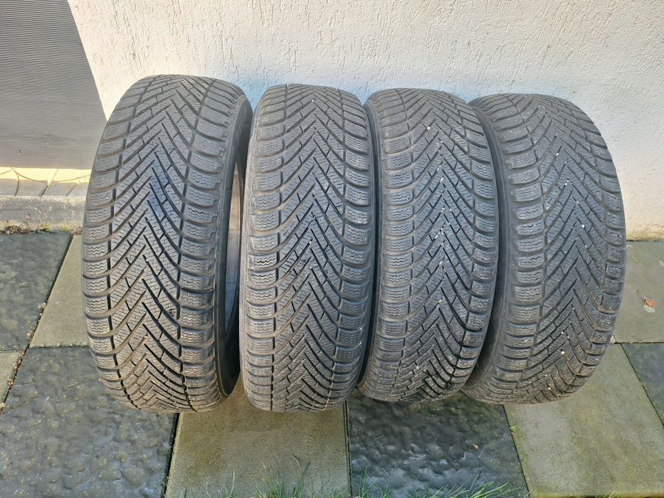 Vând 4 anvelope de iarna Pirelli 215 60 R17
