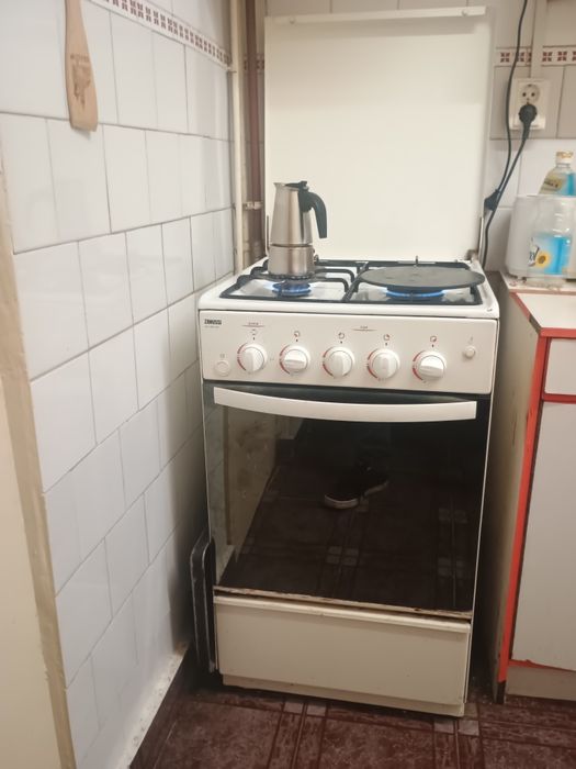 Vând Aragaz Zanussi