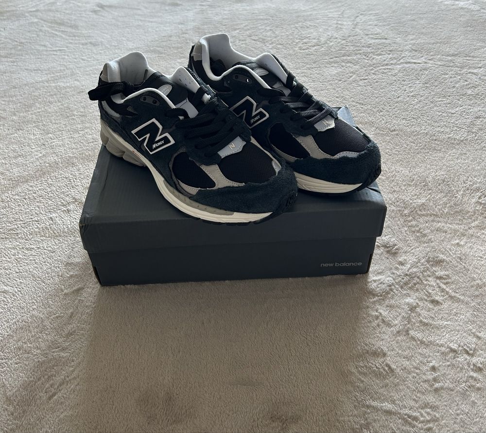 New Balance 2002r