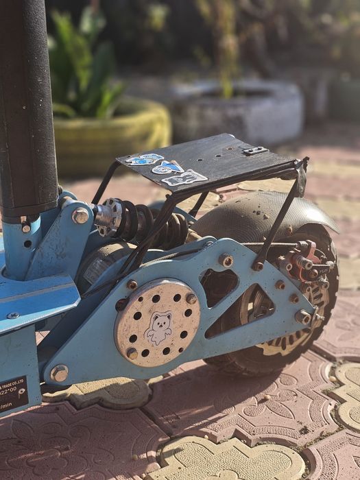 Trotinetă elecrică Forca cu cheie și aripi de carbon