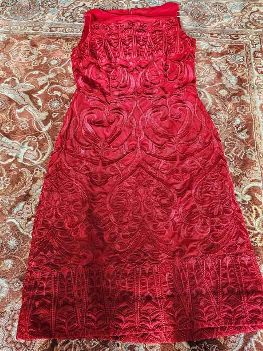 Червена официална рокля без ръкави с бродерия с копринени конци