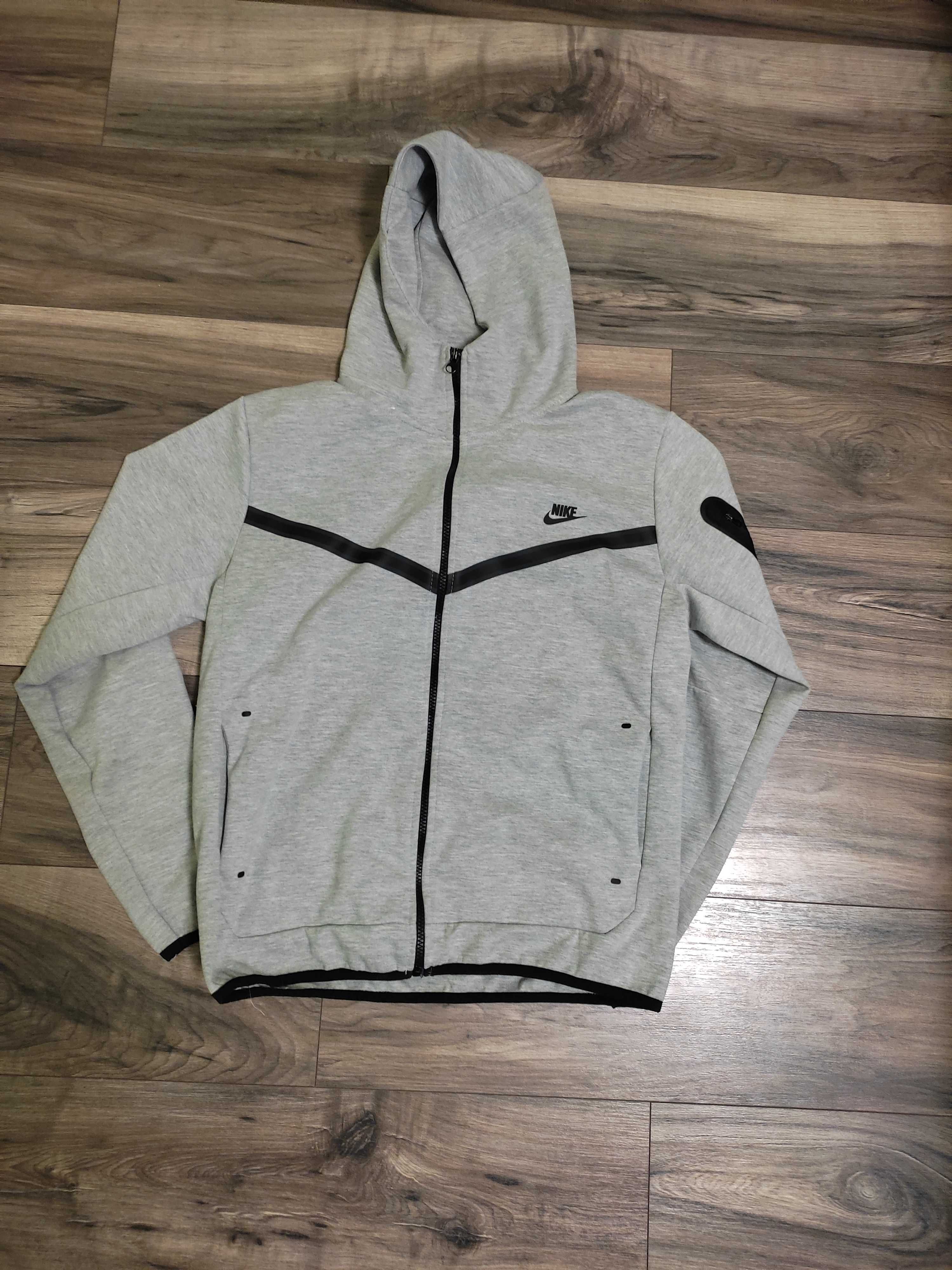 Tech Fleece - сив