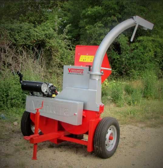 Tocator de crengi si resturi vegetale tractabila, cu motor pe benzina