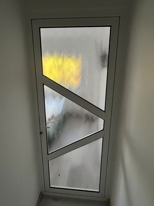 Vand 4 usi termopan  3 pe stanga 1 pe dreapta