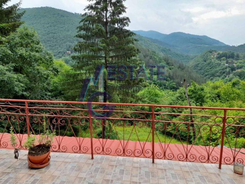 Прекрасна двуетажна Вила в планински район в с. Батулия, гр. Своге