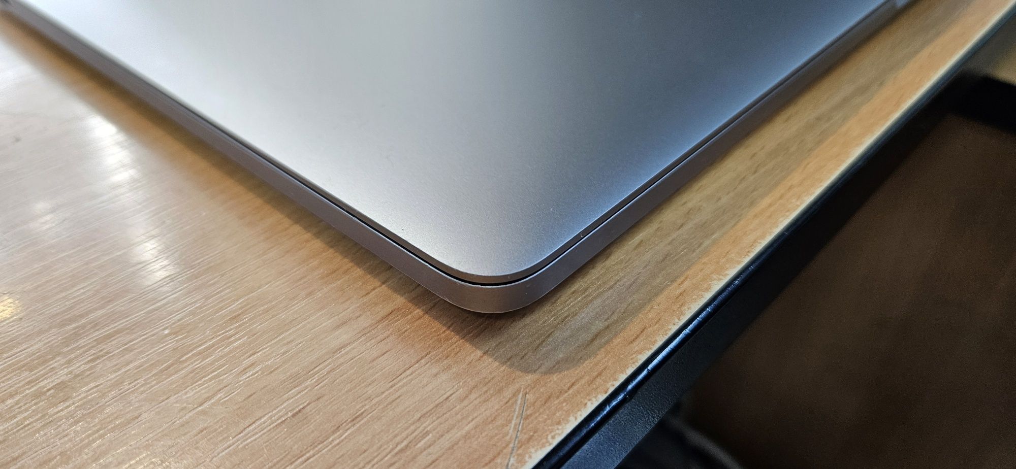 Macbook Pro A1707 ( Inteli7,512ssd,16gbram,radeonpro4gb)