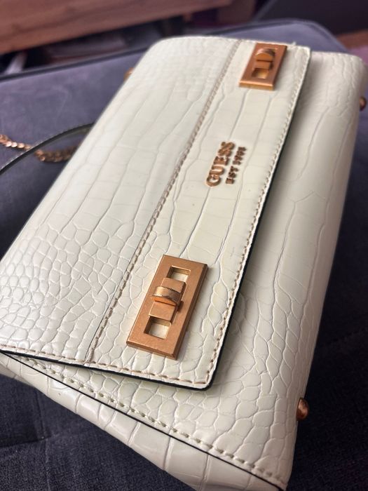 Чанта Guess в зелено