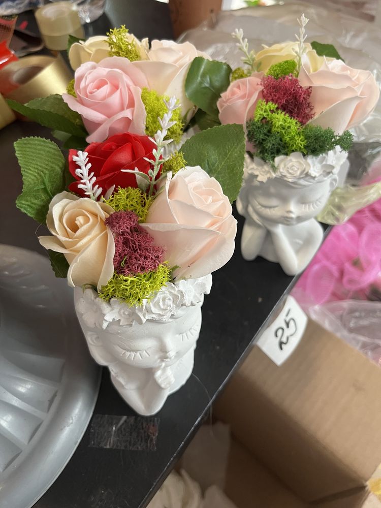 Керамична кашпа с ароматни сапунени рози