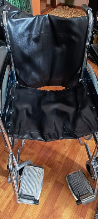 Scaun cu rotile din otel, piele ecologica, sezut 46 cm, frane pe maner