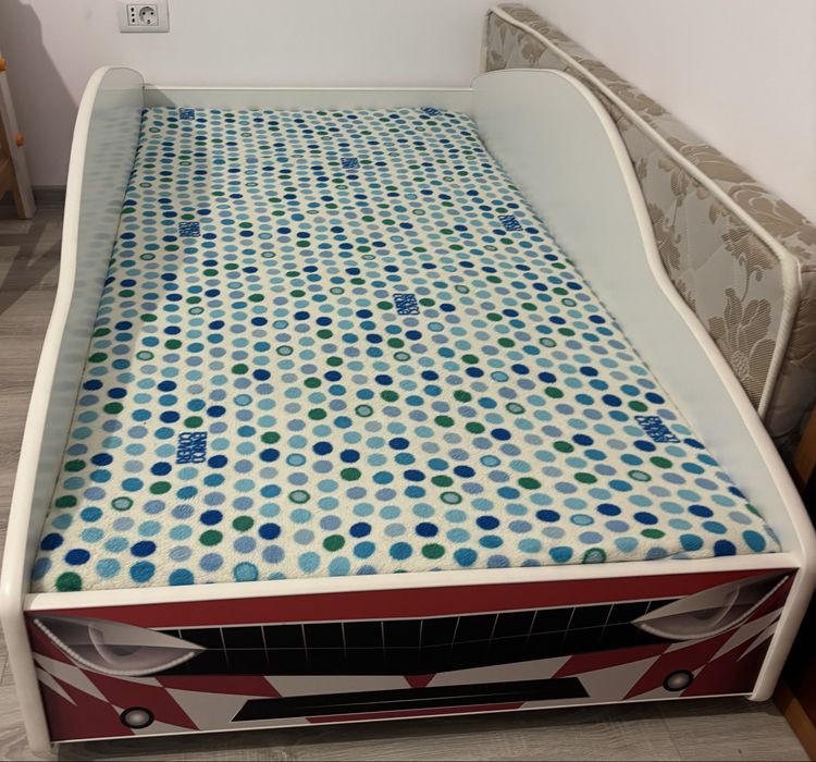 Pat de baieti , masinuta