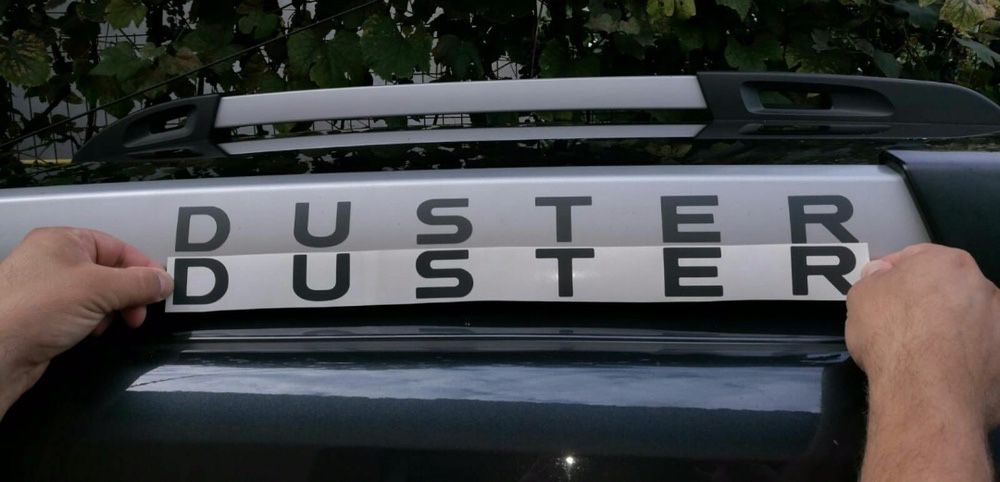 Scris bări longitudinale si capota Duster