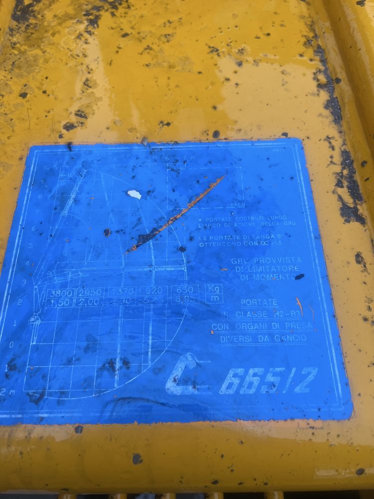 Man 12.192 basculabil cu macara .