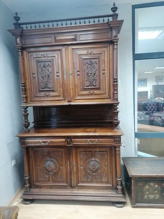 Старинен бюфет масив орех.