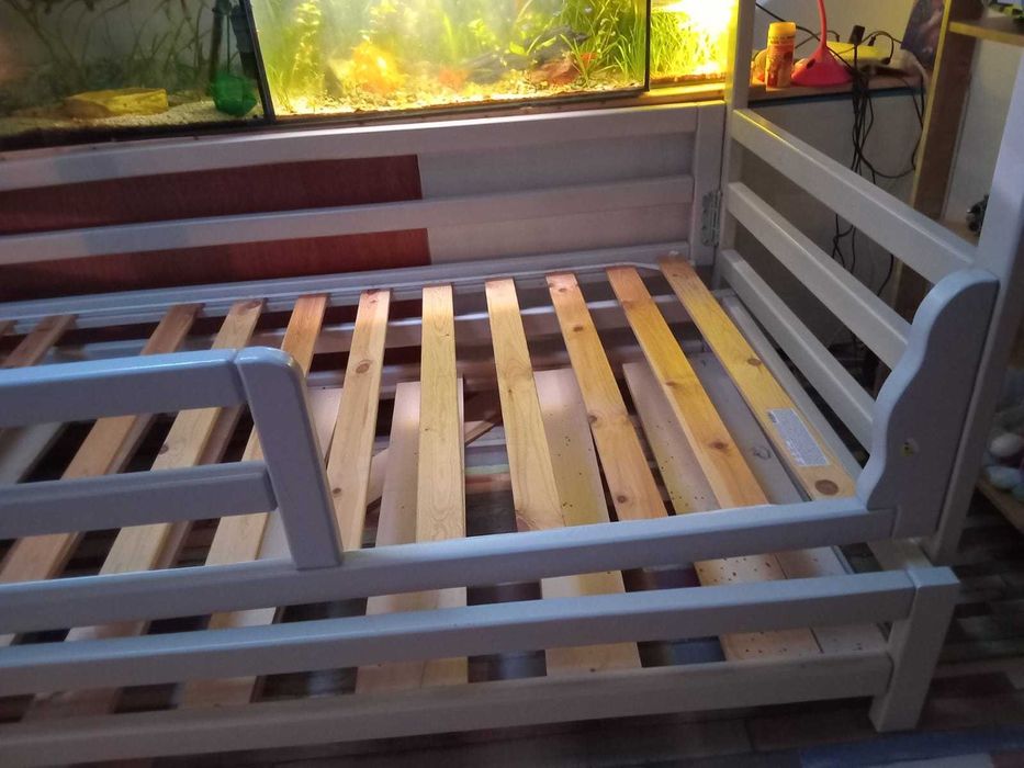 Vand pat de lemn Montessori cu pat suplimentar - stare foarte buna