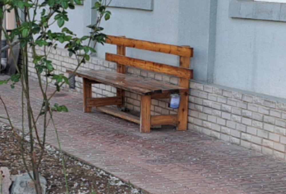 Деревянная скамейка