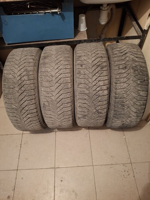 Шины  235/60/18 продам.