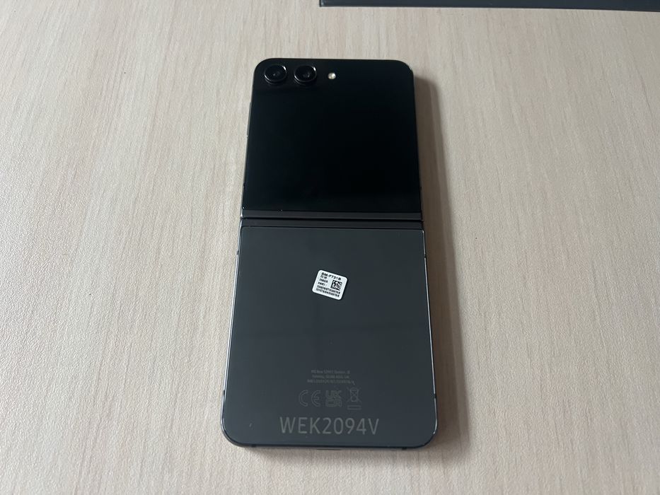 Продавам Samsung Galaxy Z Flip5 256/8GB