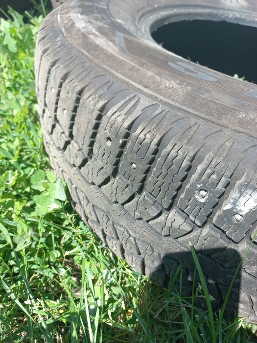 Продам  шины. Состояние среднее с шипами