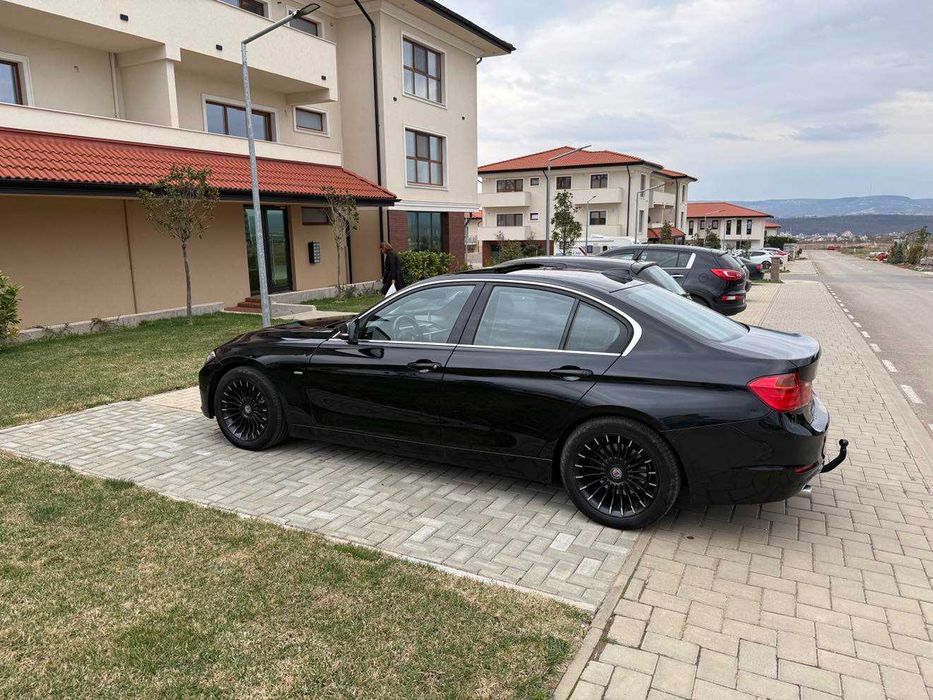 BMW F30 - AUTOM, HARMAN ,TRAPA, PIELE -Plafon NEGRU 184 CP-Luxury Line