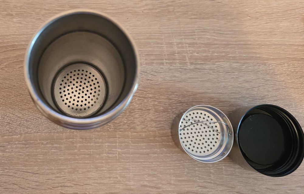 Cană/termos cu filtru mineral pentru purificarea și îmbunătățirea apei