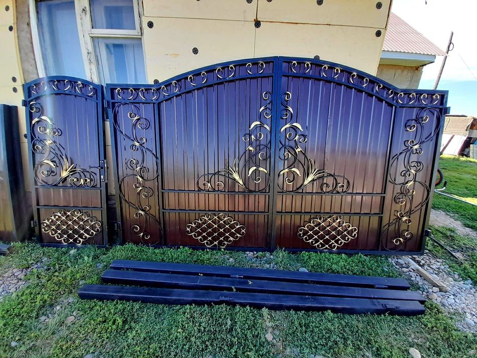 ворота комплекте стойка и профлист с замком  цвет на ваше выбор