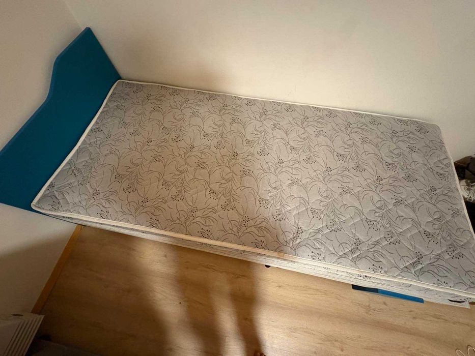 Продавам единично легло с матрак
