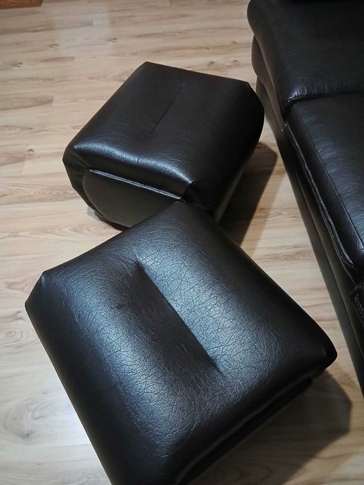 Кожен диван с две табуретки