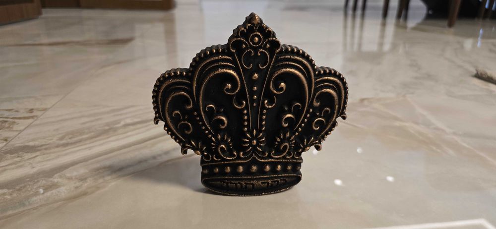 Масивна дървена корона.