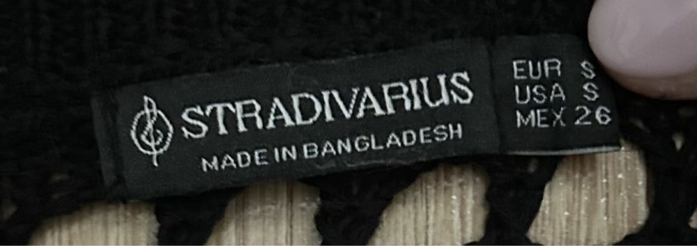 Черен пуловер с дупки.