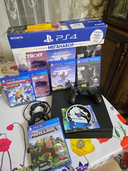 ПРОДАМ PS4 slim 1TB с играми и с джойстикам