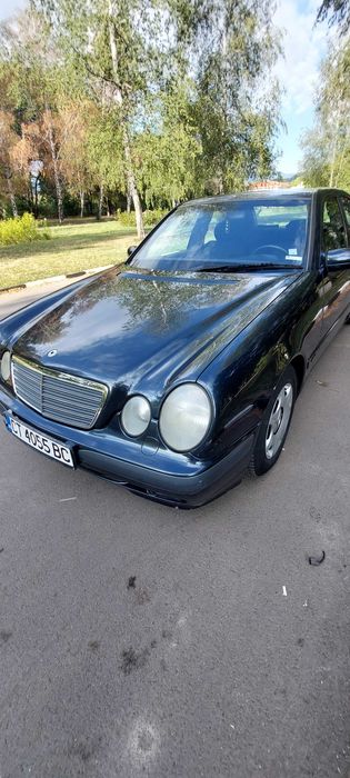 Продавам МЕРЦЕДЕС Е Класа КЛАСИК 2000г