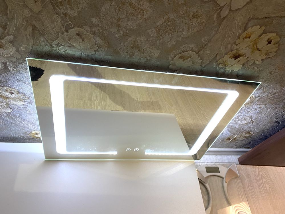 LED Огледало с размери 70/50см с функция против изпотяване