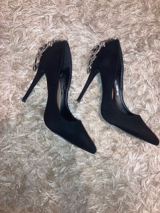 Vând pantofi negri cu broșă argintie