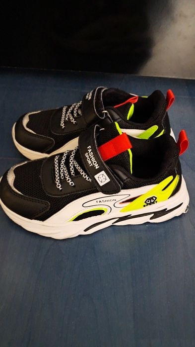 Adidasi baietel marimea 31