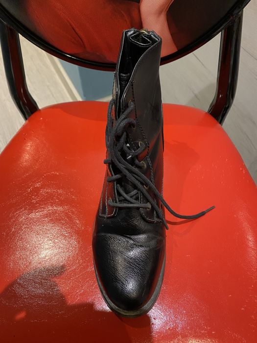 Черни боти с цип в задната част, размер 40