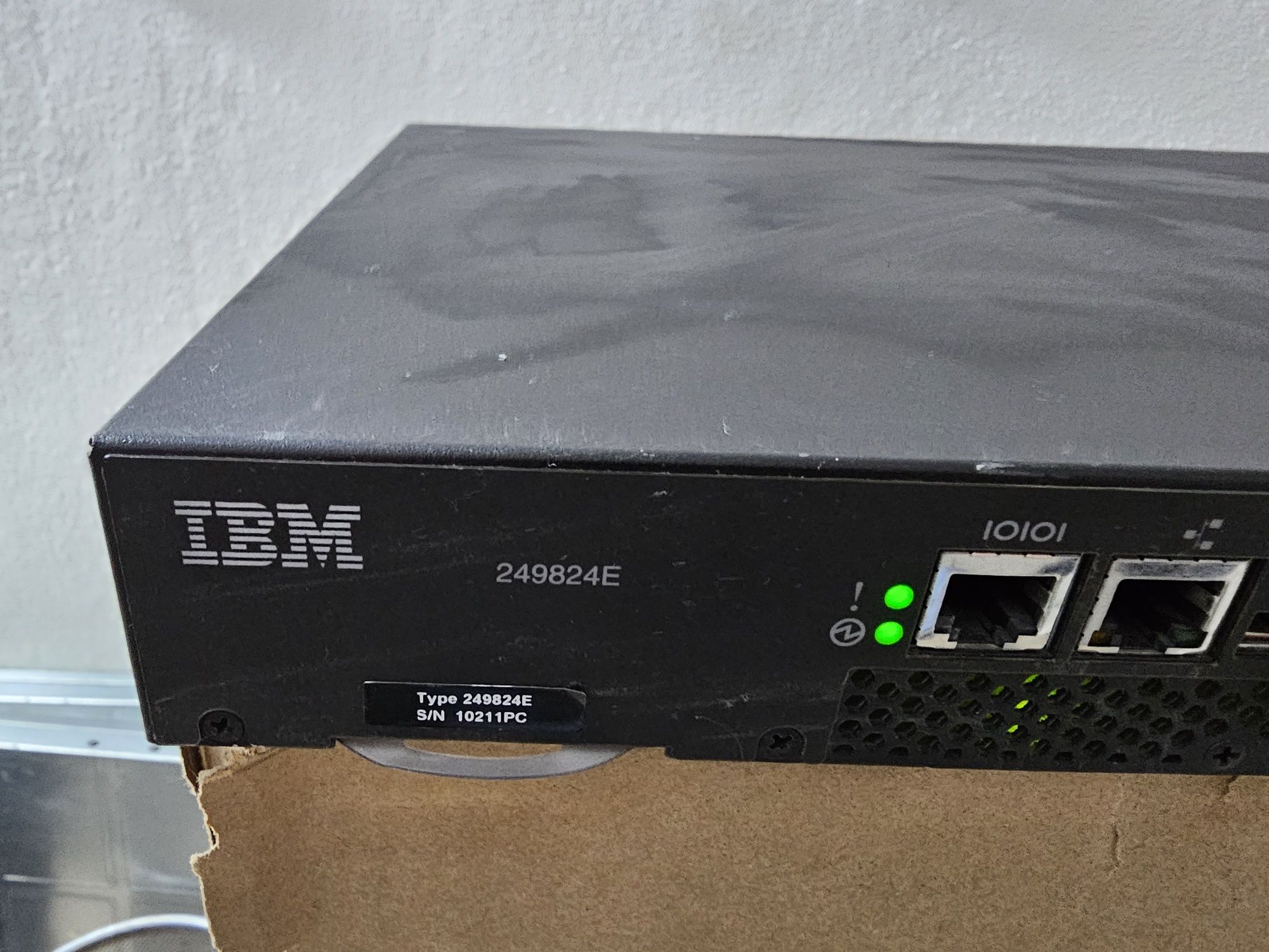 IBM 249824E 24×8gb fibre channel switch