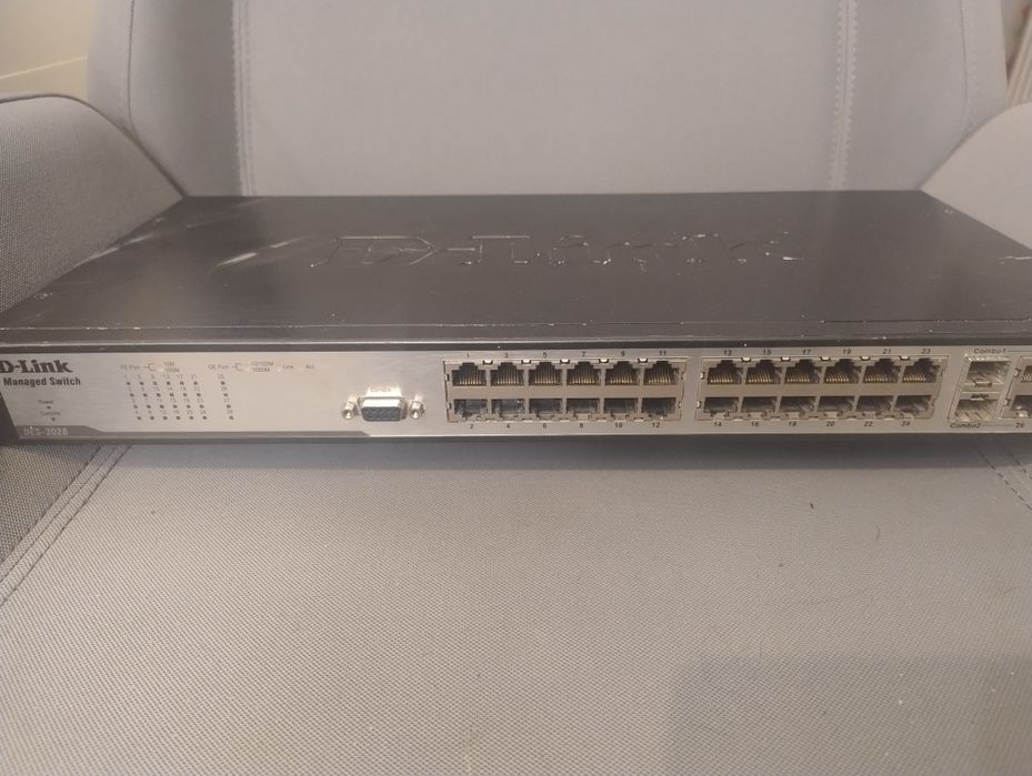 Switch cu management 28 porturi D-Link DES-3028