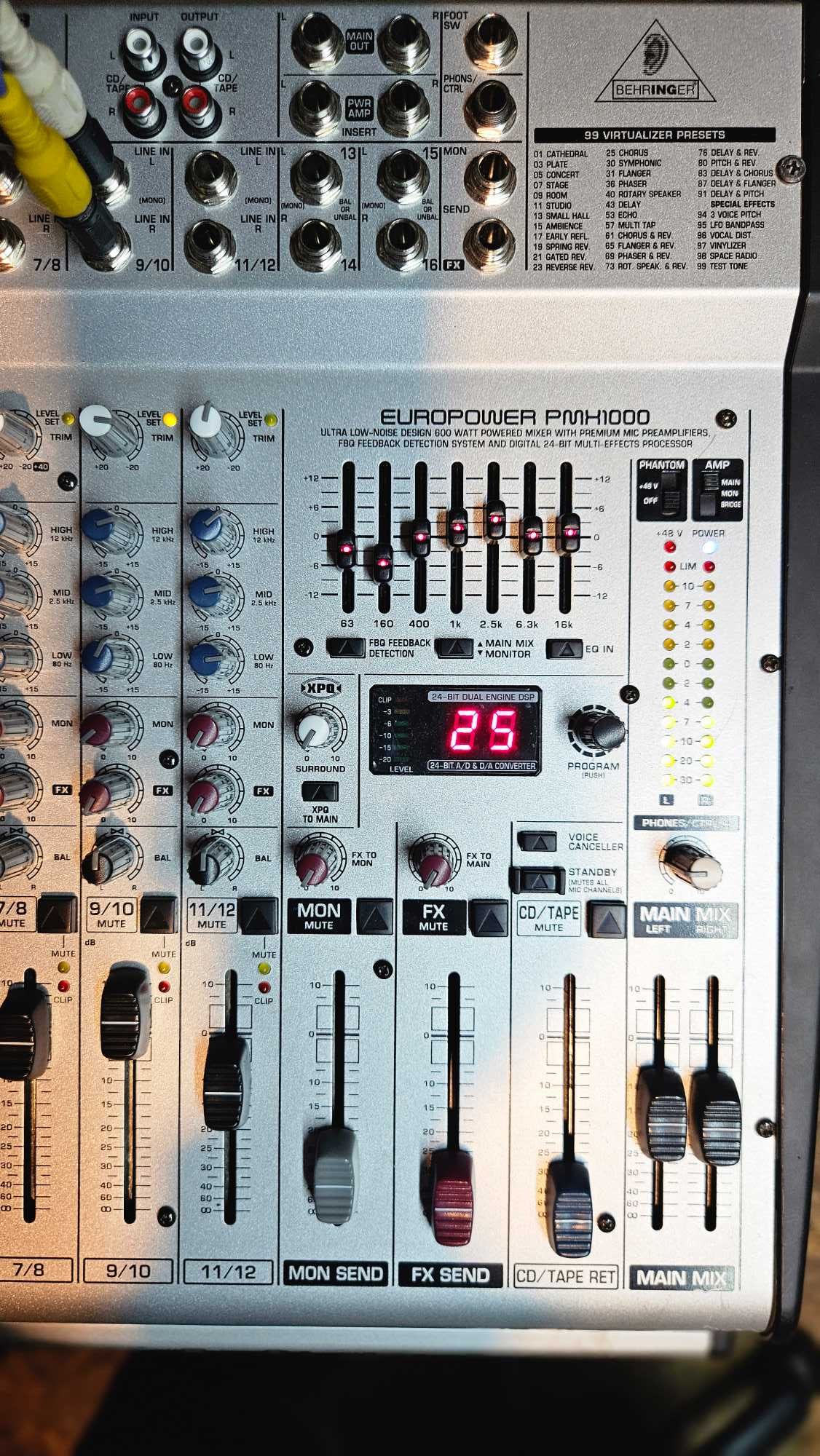 Behringer PMX1000 2X300 WATI /4 OHMI 600 WATI bridge 100 efecte
