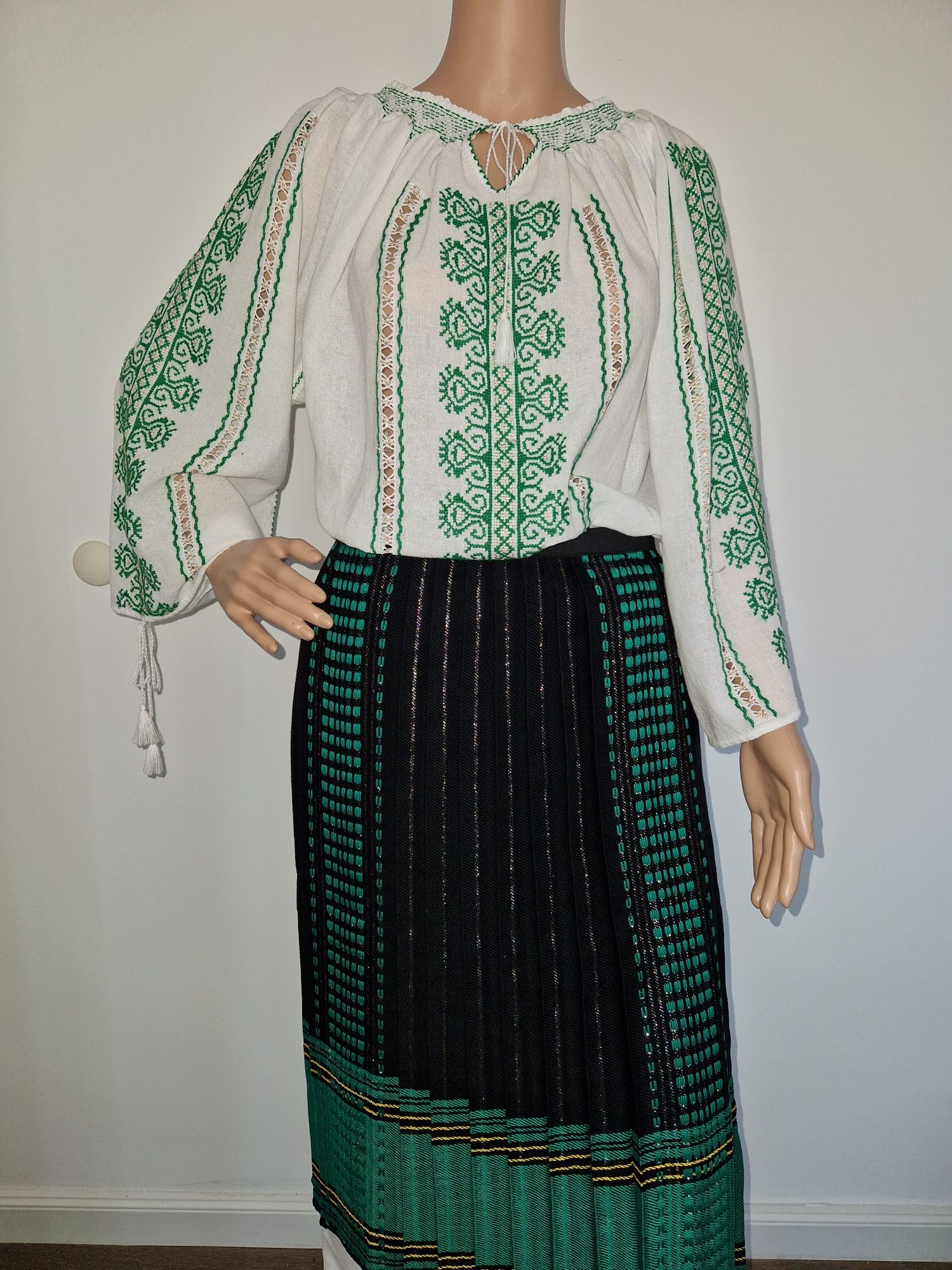 Costum popular traditional cusut manual
