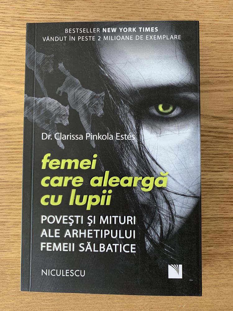 Carte Femei care alearga cu lupii