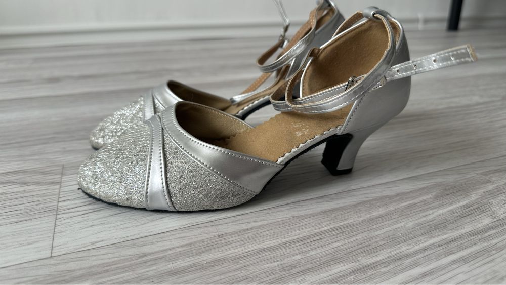 Туфли. Почти новые. 37. Сереблистые с блестками