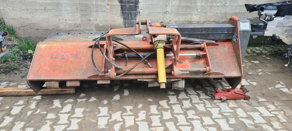 Diferite Utilaje Plug Reversibil cu 2 furtune hidraulice 3 cormane