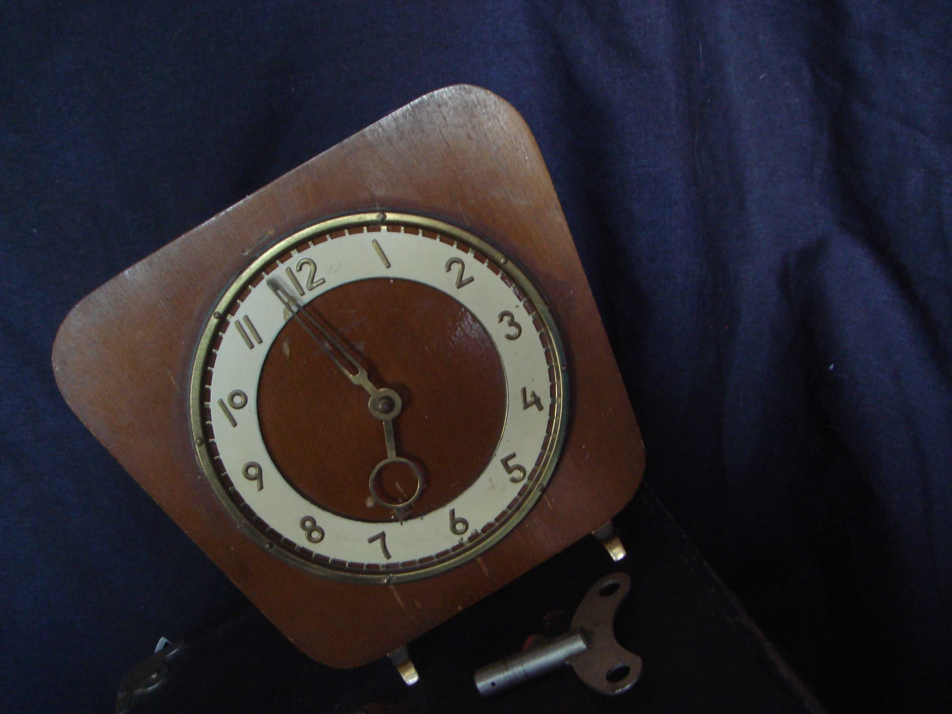 Часы Настольные Механика 1958 г.с ключом-Рабочие  отличное состояние .